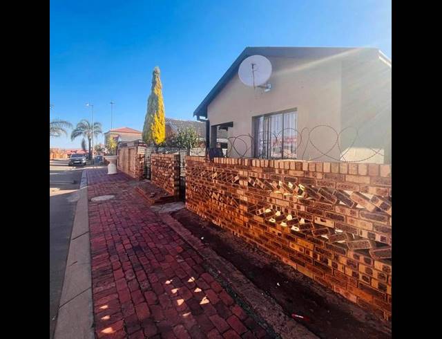 3 BEDROOM HOUSE FOR SALE IN PROTEA NORTH